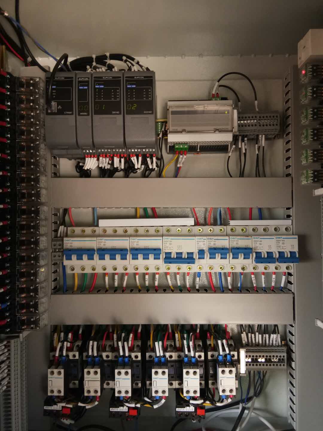 1514423966521481UFuQ.jpg 圖08控制箱內(nèi)部.jpg